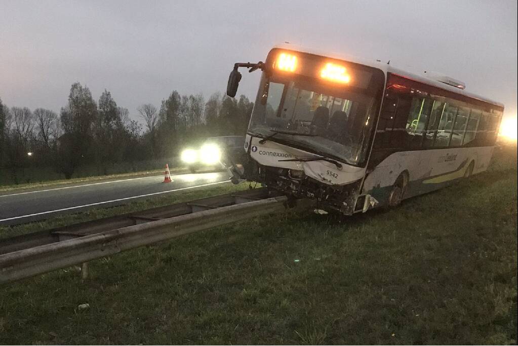 Buschauffeur belandt met bus op vangrail