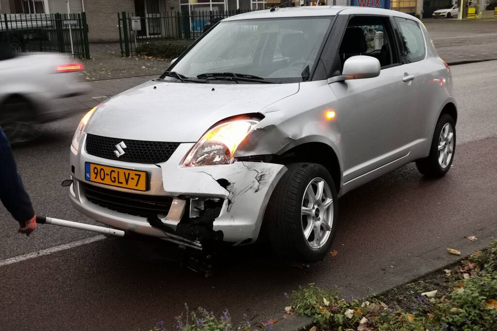 Auto's in botsing bij het afslaan