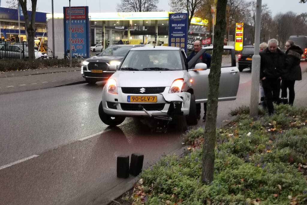 Auto's in botsing bij het afslaan
