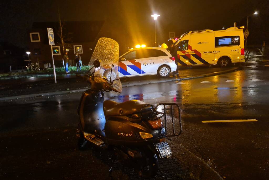 Personenauto in aanrijding met scooter