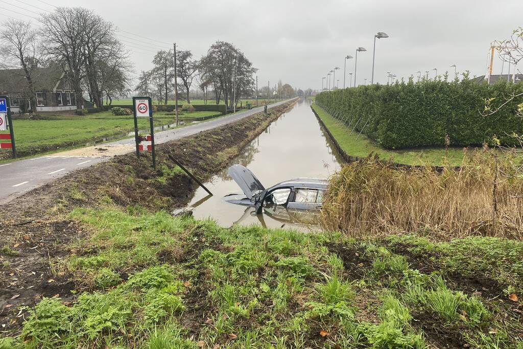 Auto belandt te water