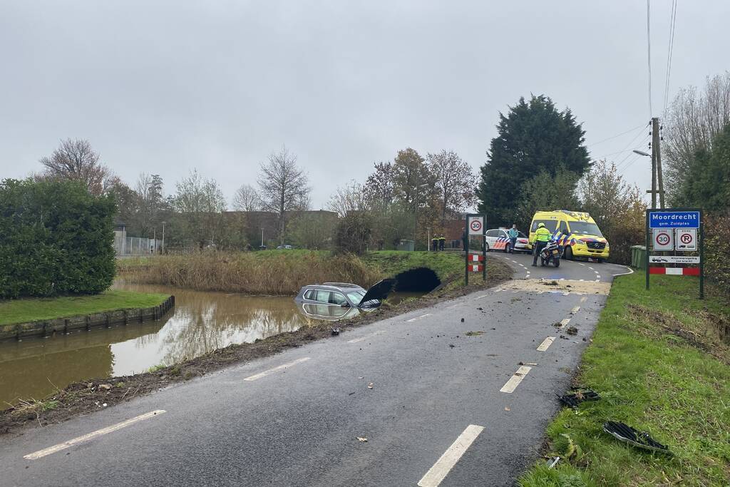 Auto belandt te water