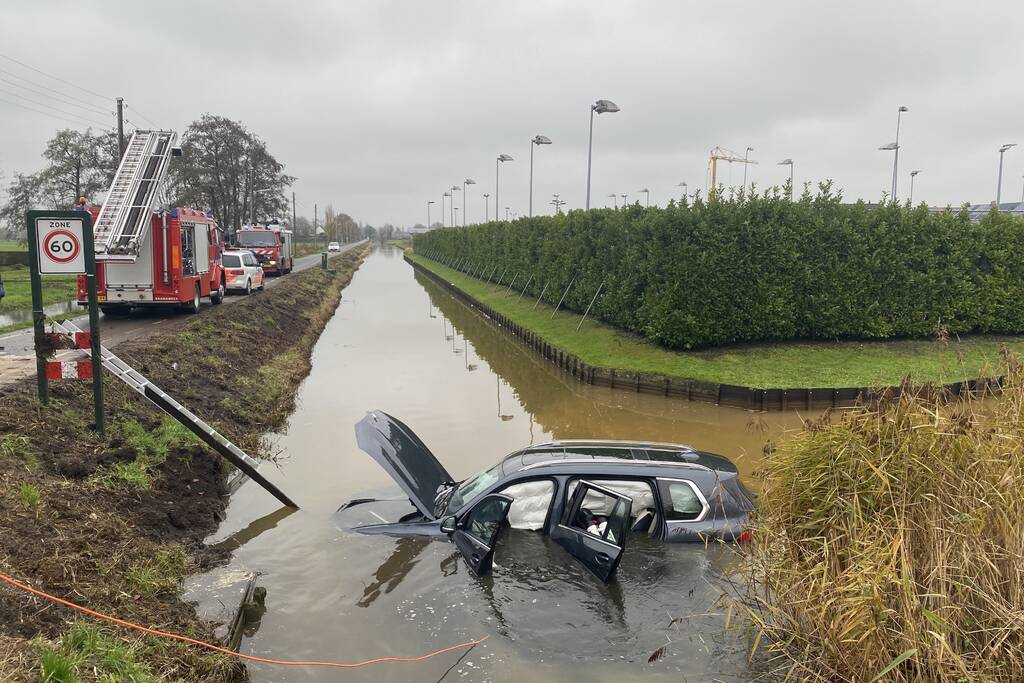 Auto belandt te water