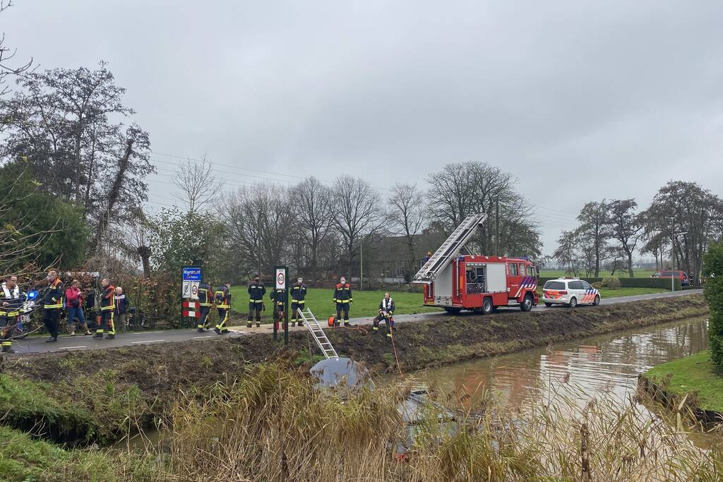 Auto belandt te water