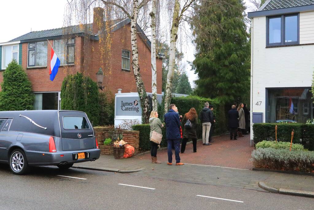 Laatste eer aan overleden brandweerman Pim van der Bruggen