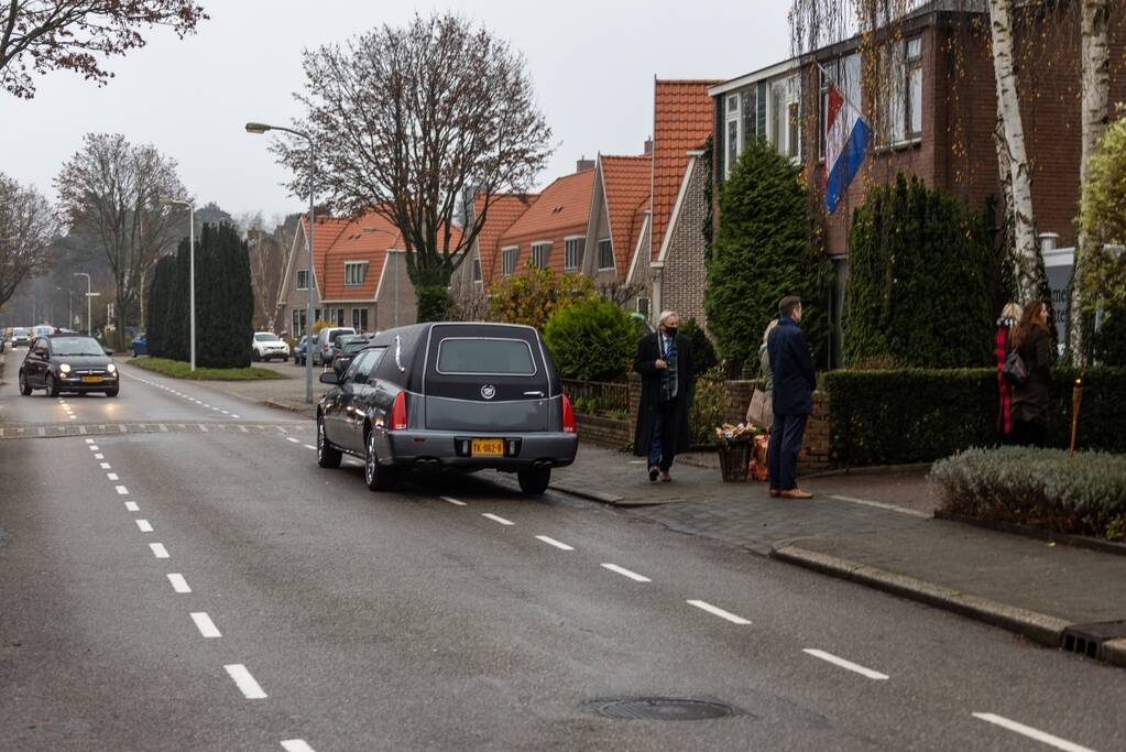 Laatste eer aan overleden brandweerman Pim van der Bruggen