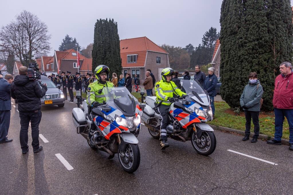 Laatste eer aan overleden brandweerman Pim van der Bruggen