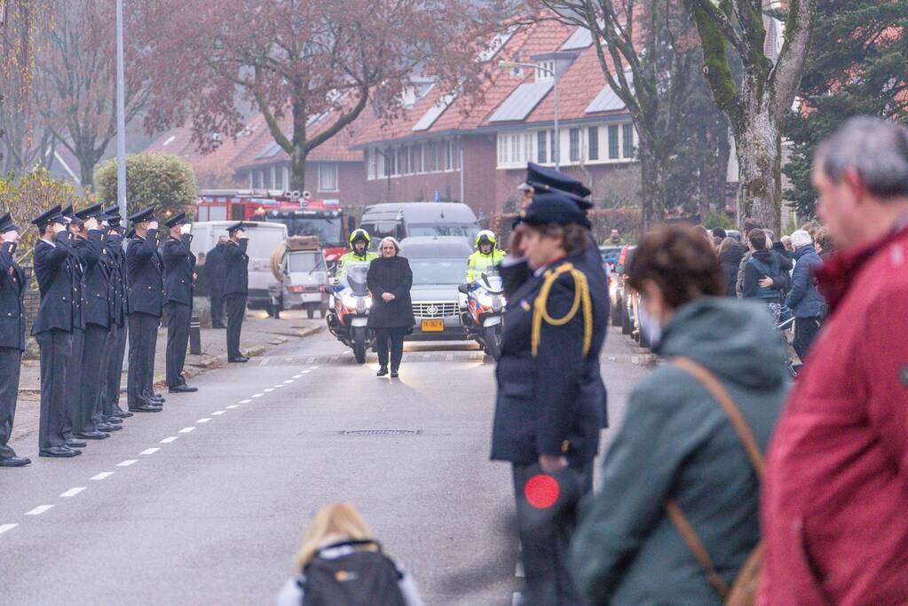 Laatste eer aan overleden brandweerman Pim van der Bruggen