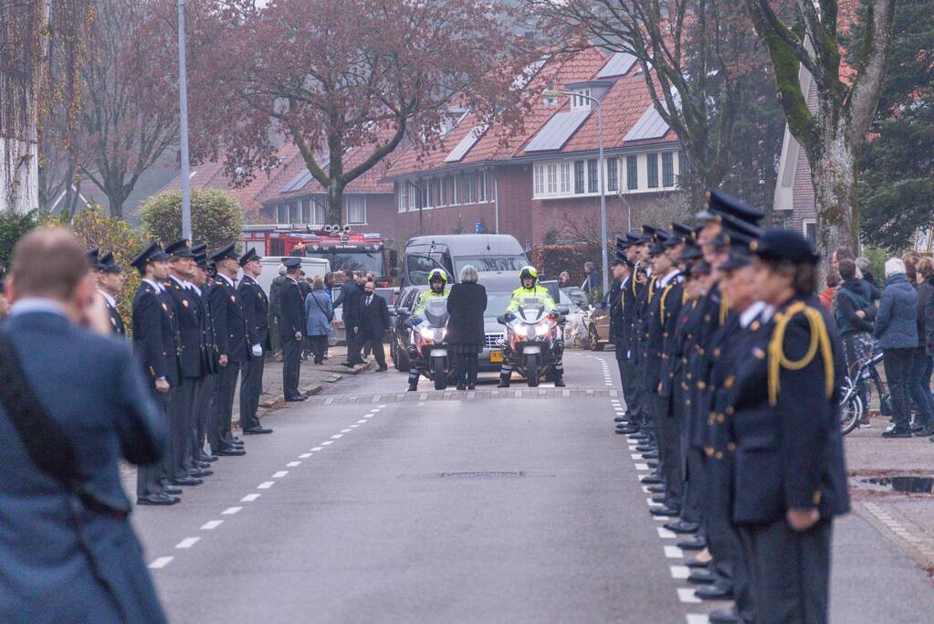 Laatste eer aan overleden brandweerman Pim van der Bruggen