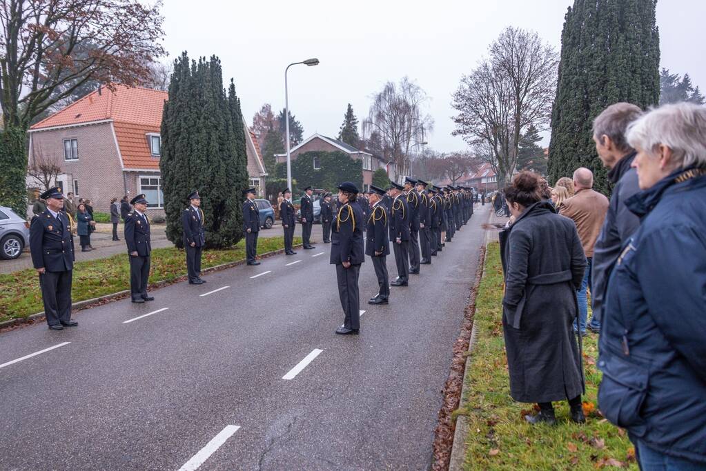 Laatste eer aan overleden brandweerman Pim van der Bruggen