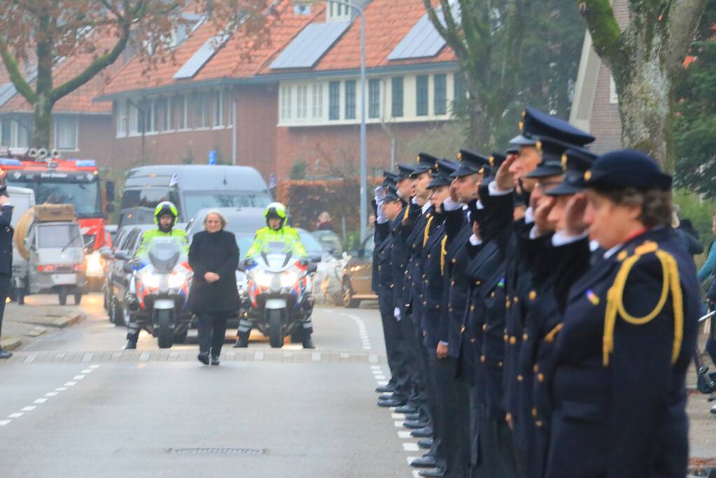 Laatste eer aan overleden brandweerman Pim van der Bruggen