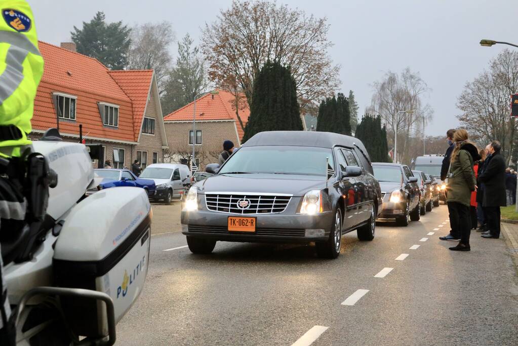 Laatste eer aan overleden brandweerman Pim van der Bruggen