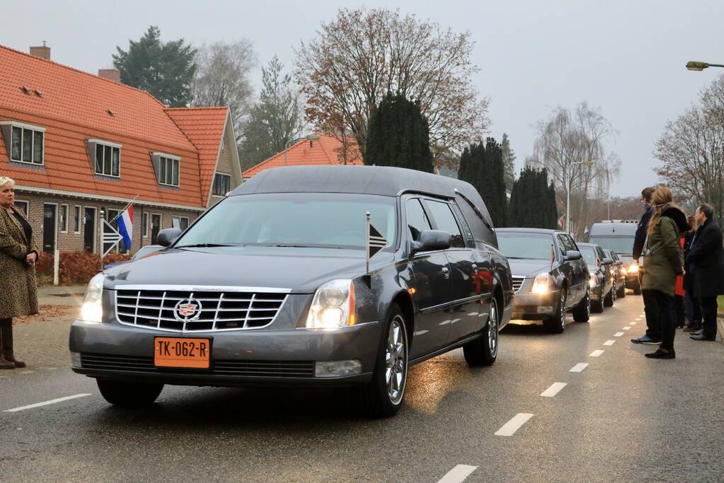 Laatste eer aan overleden brandweerman Pim van der Bruggen