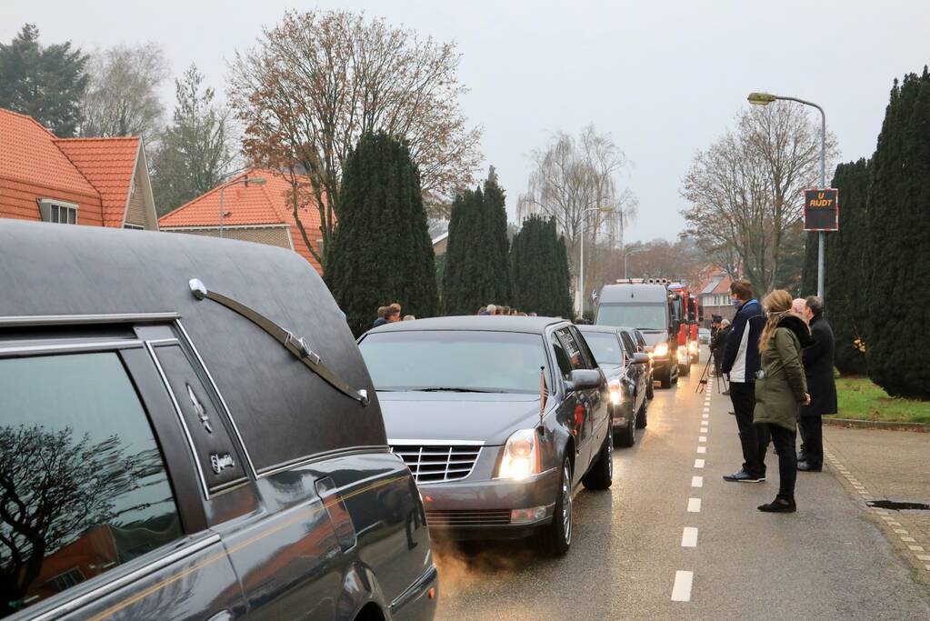 Laatste eer aan overleden brandweerman Pim van der Bruggen
