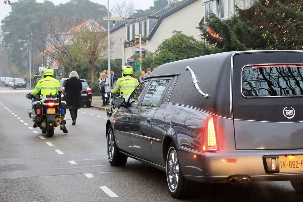 Laatste eer aan overleden brandweerman Pim van der Bruggen