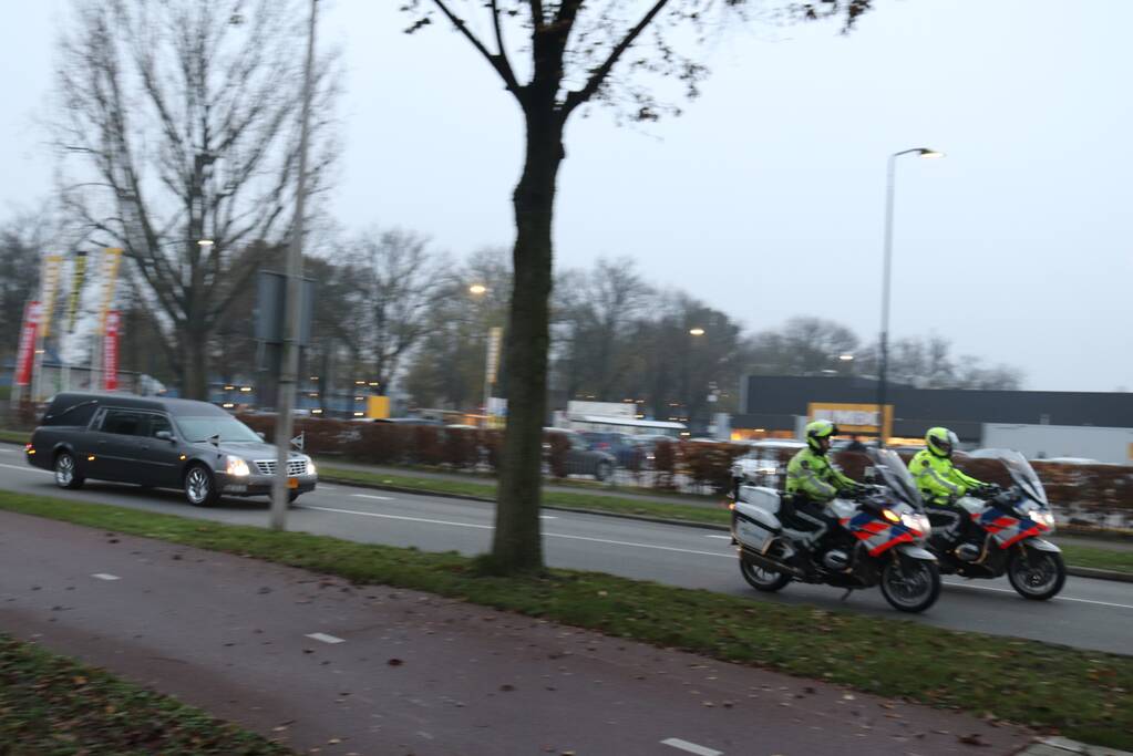 Laatste eer aan overleden brandweerman Pim van der Bruggen