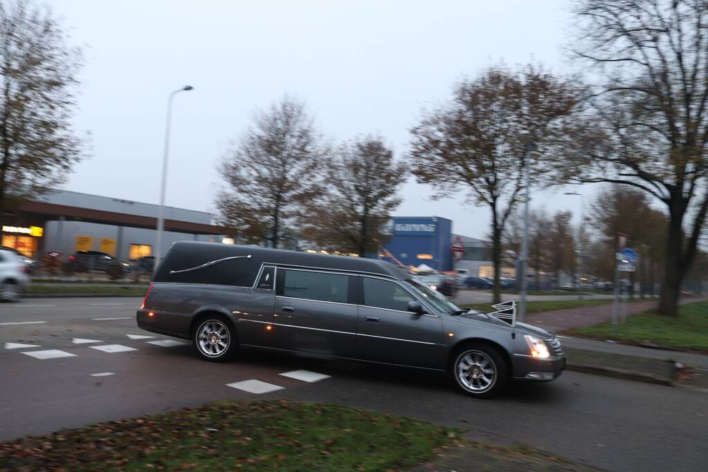 Laatste eer aan overleden brandweerman Pim van der Bruggen