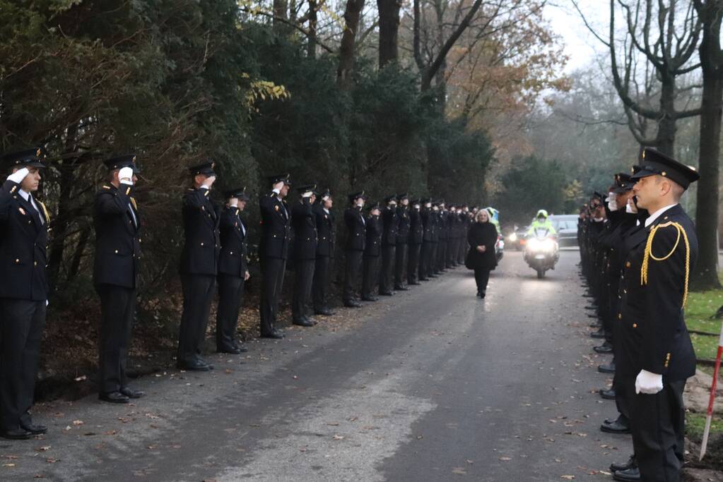 Laatste eer aan overleden brandweerman Pim van der Bruggen