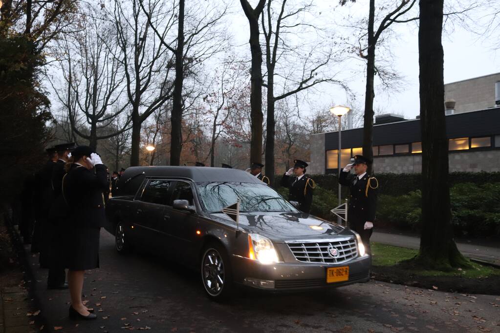 Laatste eer aan overleden brandweerman Pim van der Bruggen