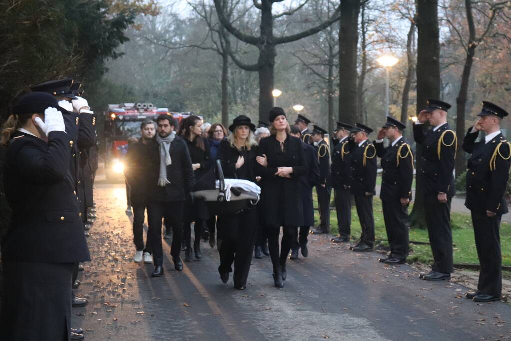 Laatste eer aan overleden brandweerman Pim van der Bruggen