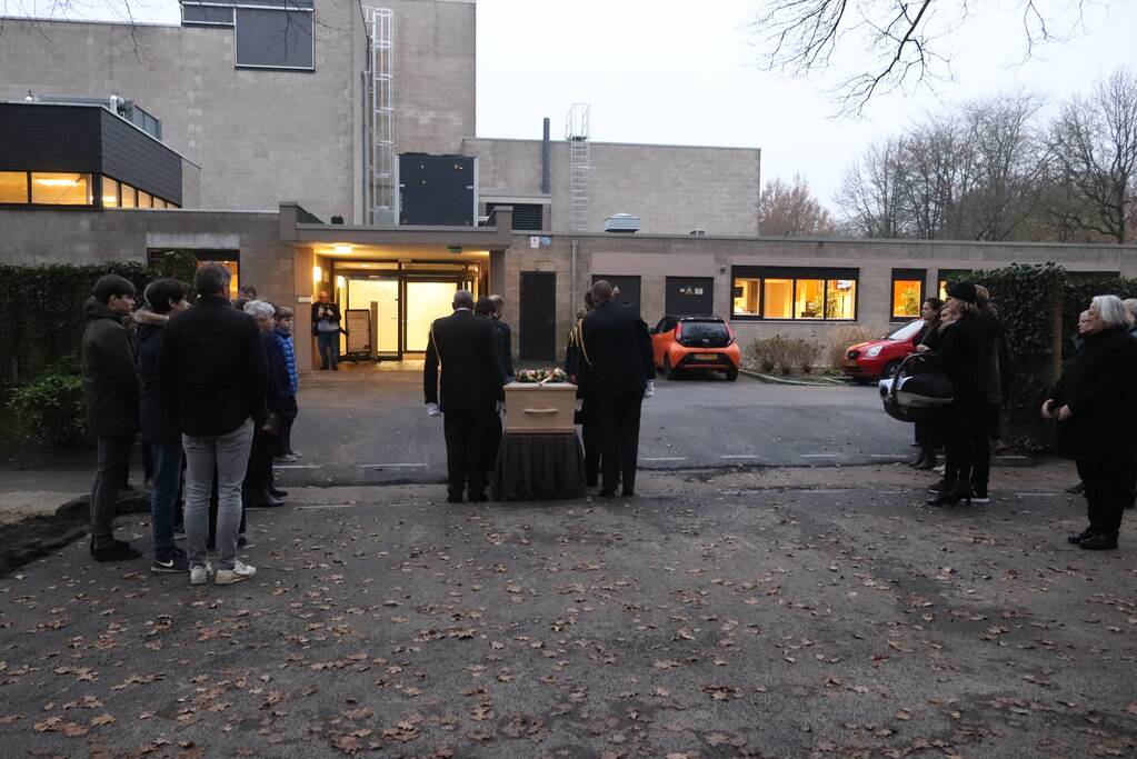 Laatste eer aan overleden brandweerman Pim van der Bruggen