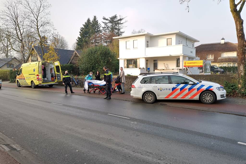 Fietsster onderuit na knal op stoeprand