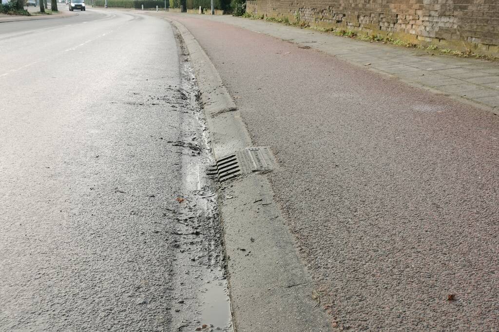 Fietsster onderuit na knal op stoeprand