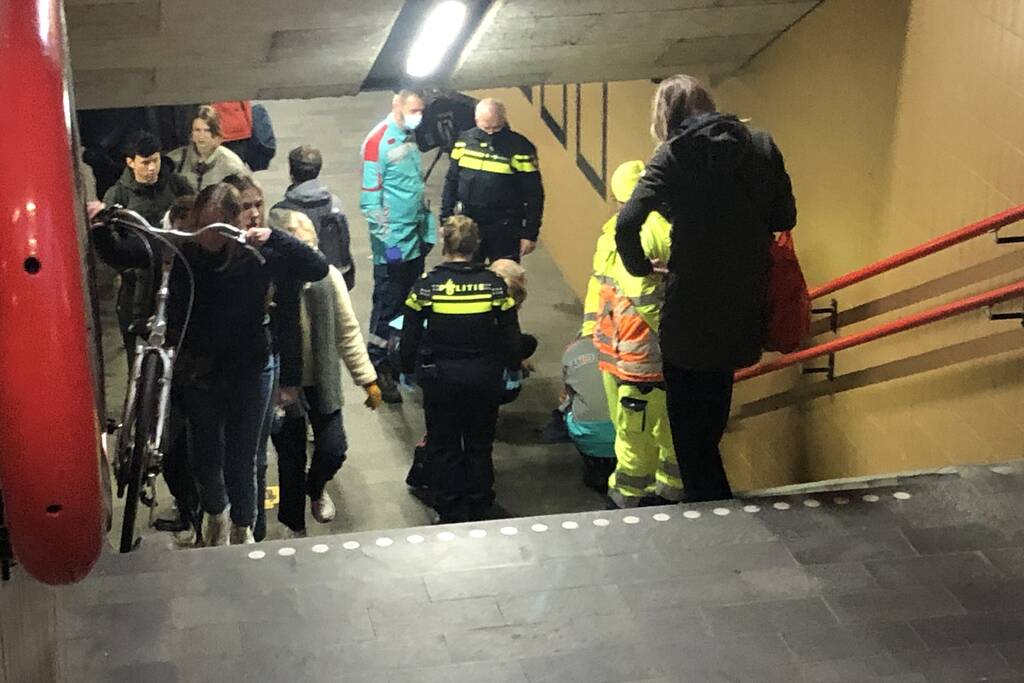 Vrouw valt van trap en raakt gewond