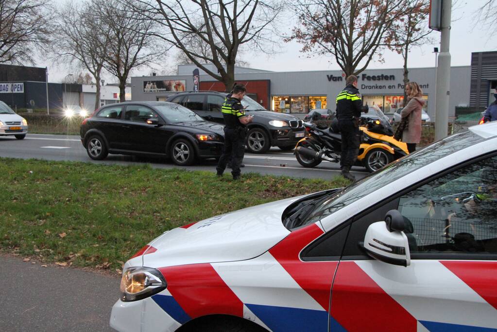 Schade na aanrijding tussen drie voertuigen