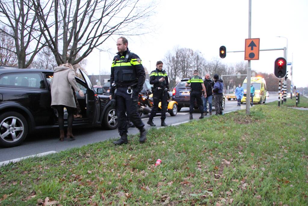 Schade na aanrijding tussen drie voertuigen