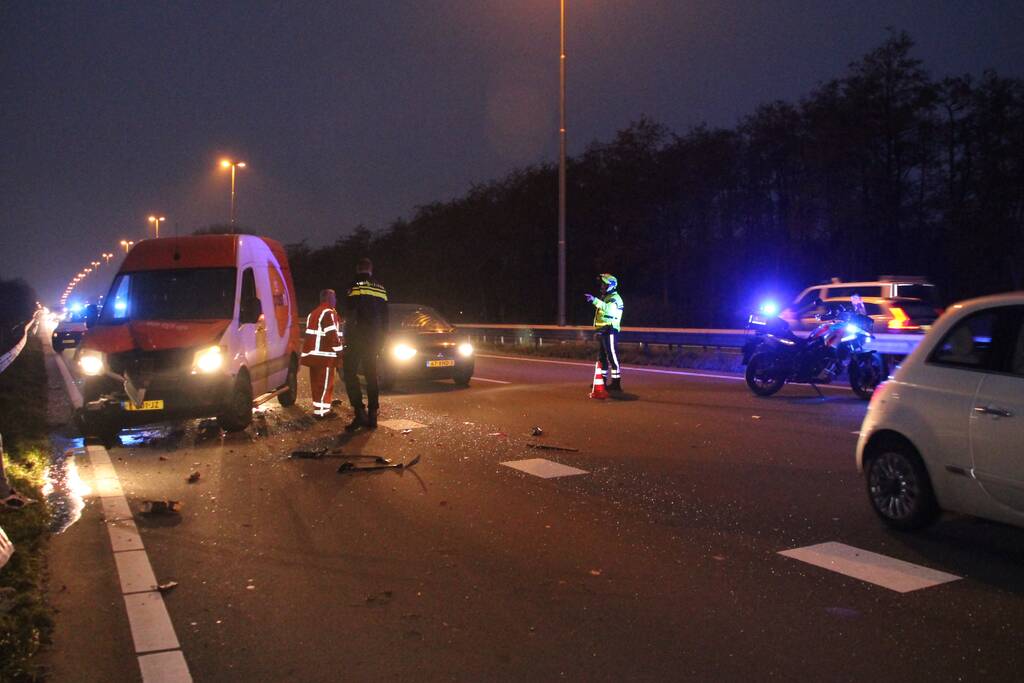 Veel schade na aanrijding tussen bestelbus en personenauto