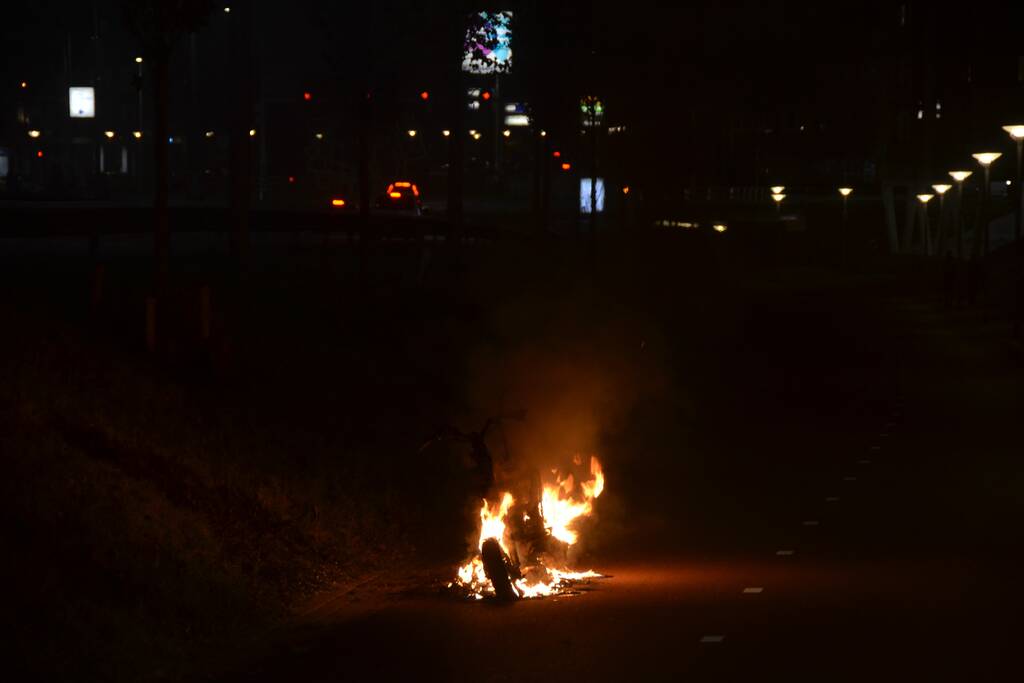 Scooter vat vlam tijdens rit