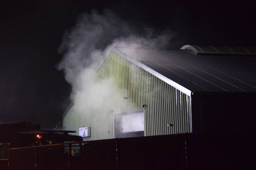 Flinke rookontwikkeling bij brand in bedrijfsloods