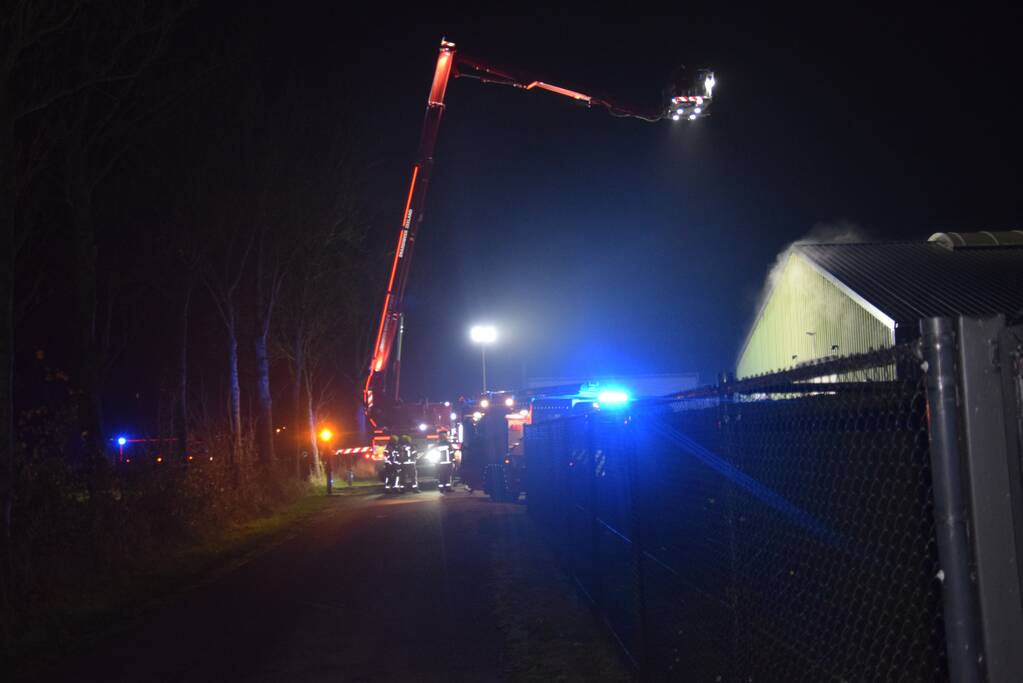 Flinke rookontwikkeling bij brand in bedrijfsloods