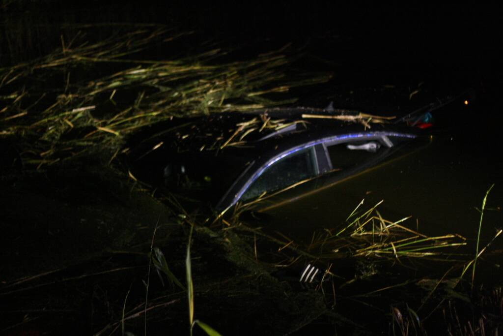 Mercedes compleet onderwater