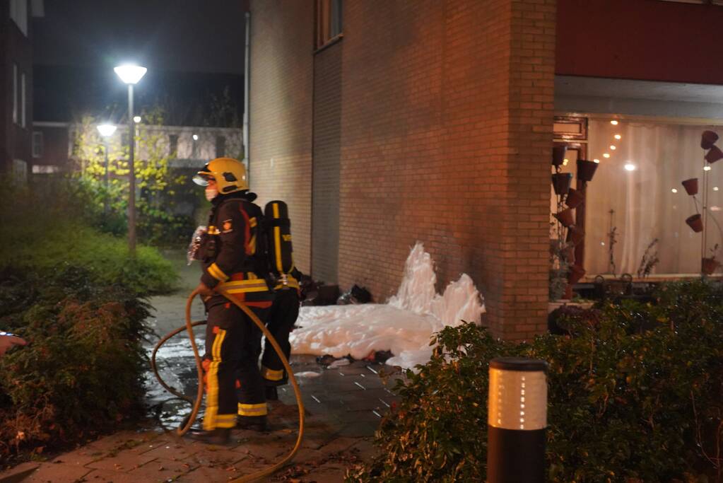 Oud papier tegen woning in brand gestoken