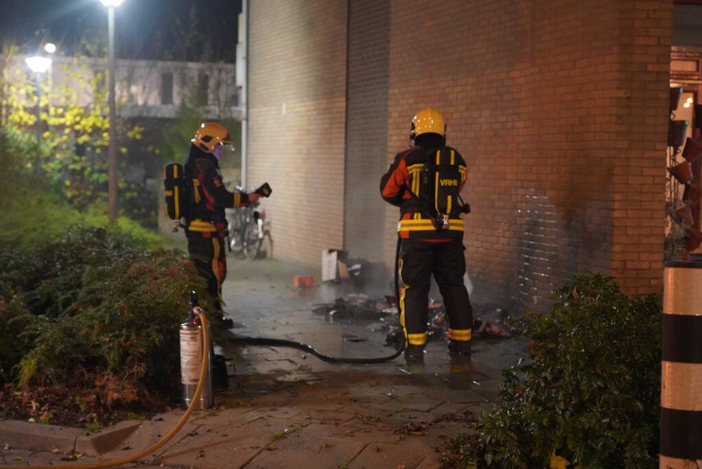Oud papier tegen woning in brand gestoken