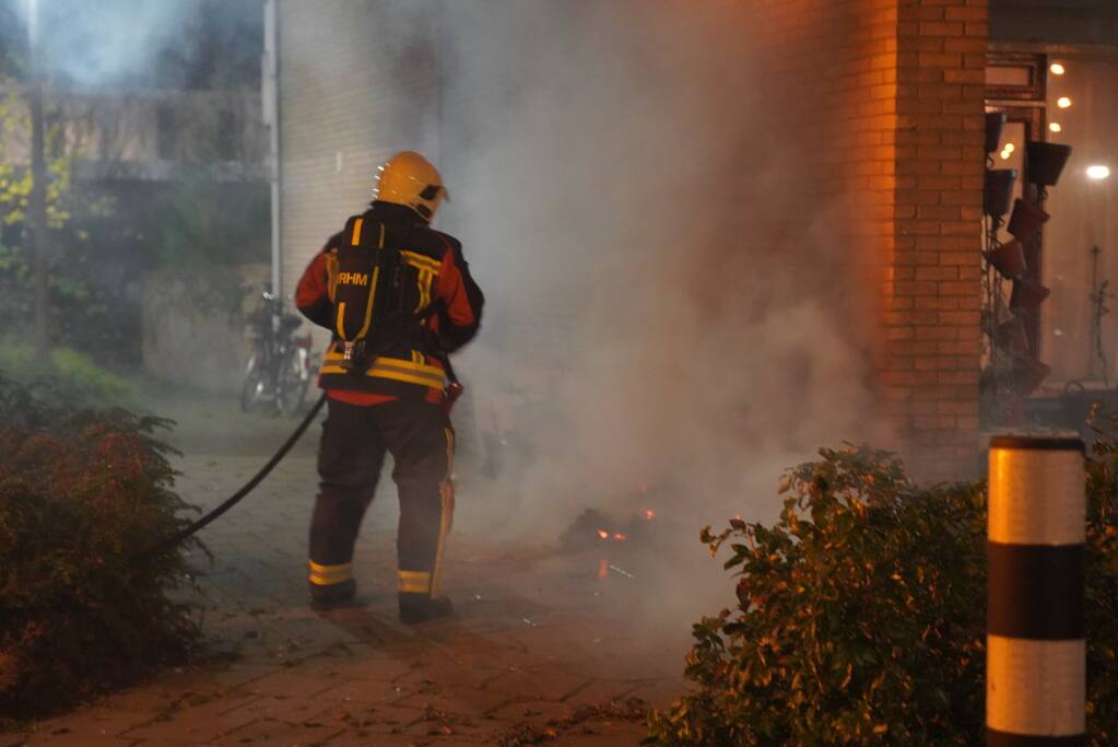 Oud papier tegen woning in brand gestoken