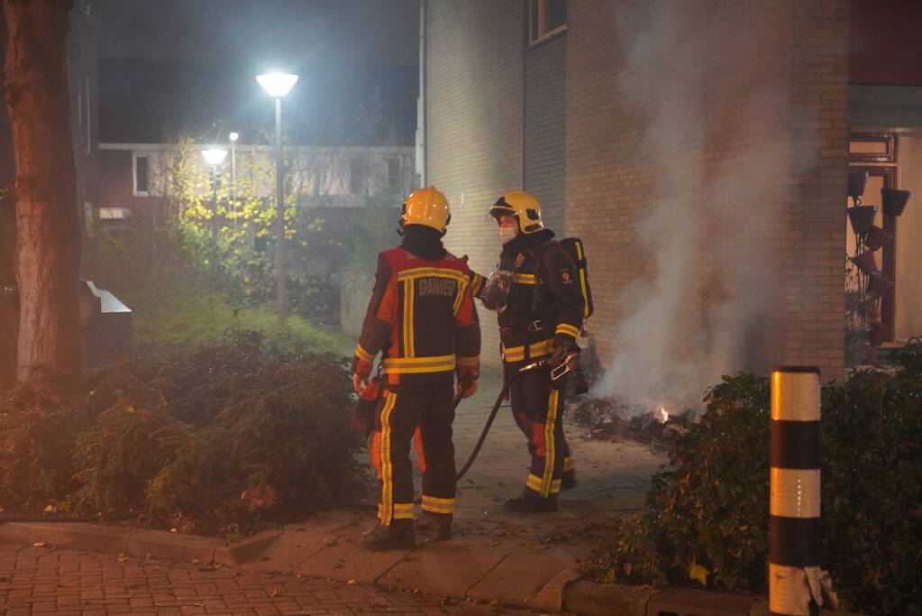 Oud papier tegen woning in brand gestoken
