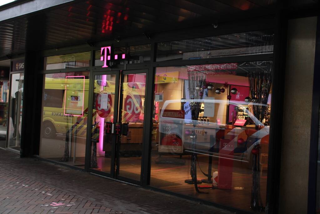 Politie aanwezig door overval op T-Mobile