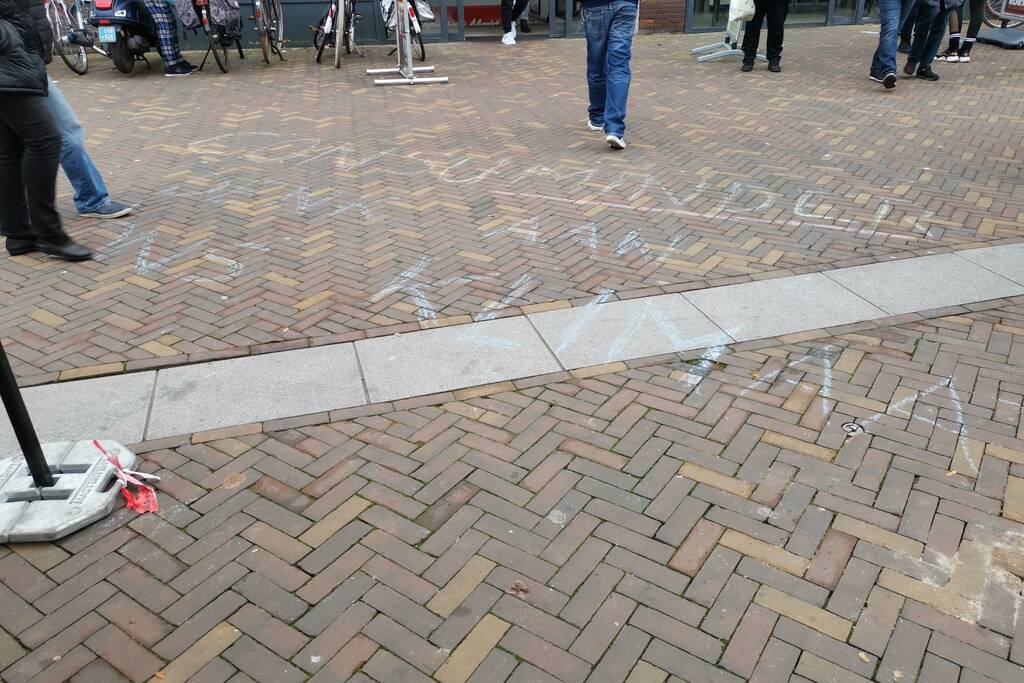 Anti-Black Friday leuzen in winkelstraat