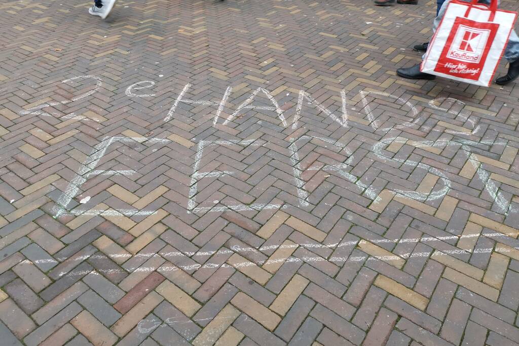 Anti-Black Friday leuzen in winkelstraat