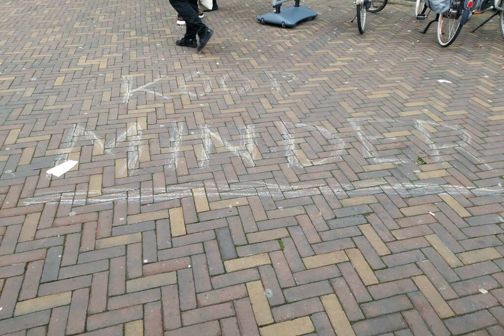 Anti-Black Friday leuzen in winkelstraat