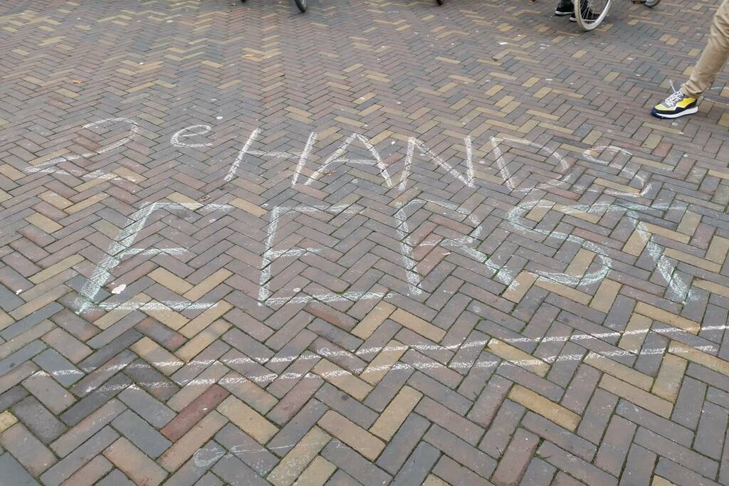 Anti-Black Friday leuzen in winkelstraat