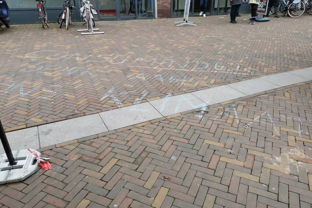 Anti-Black Friday leuzen in winkelstraat