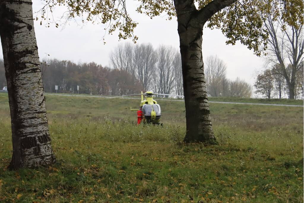 Traumahelikopter landt voor zwaargewond persoon