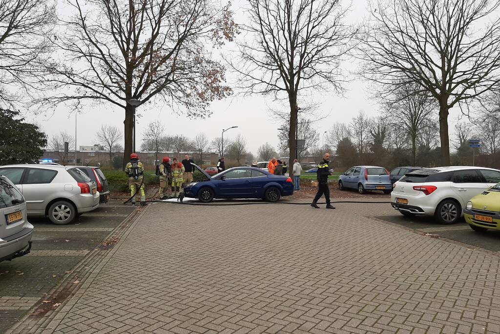 Auto met pech vliegt in brand