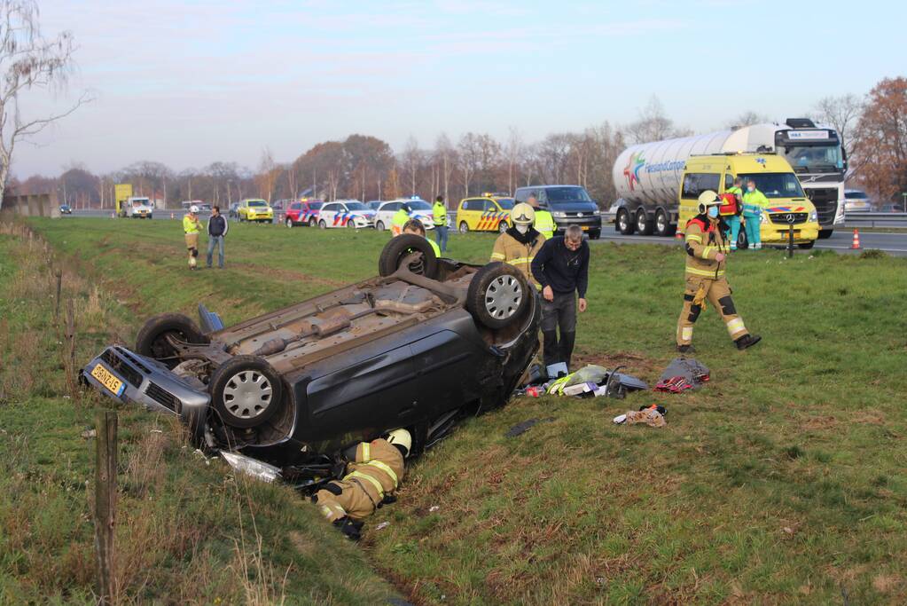 Auto slaat over de kop in de sloot