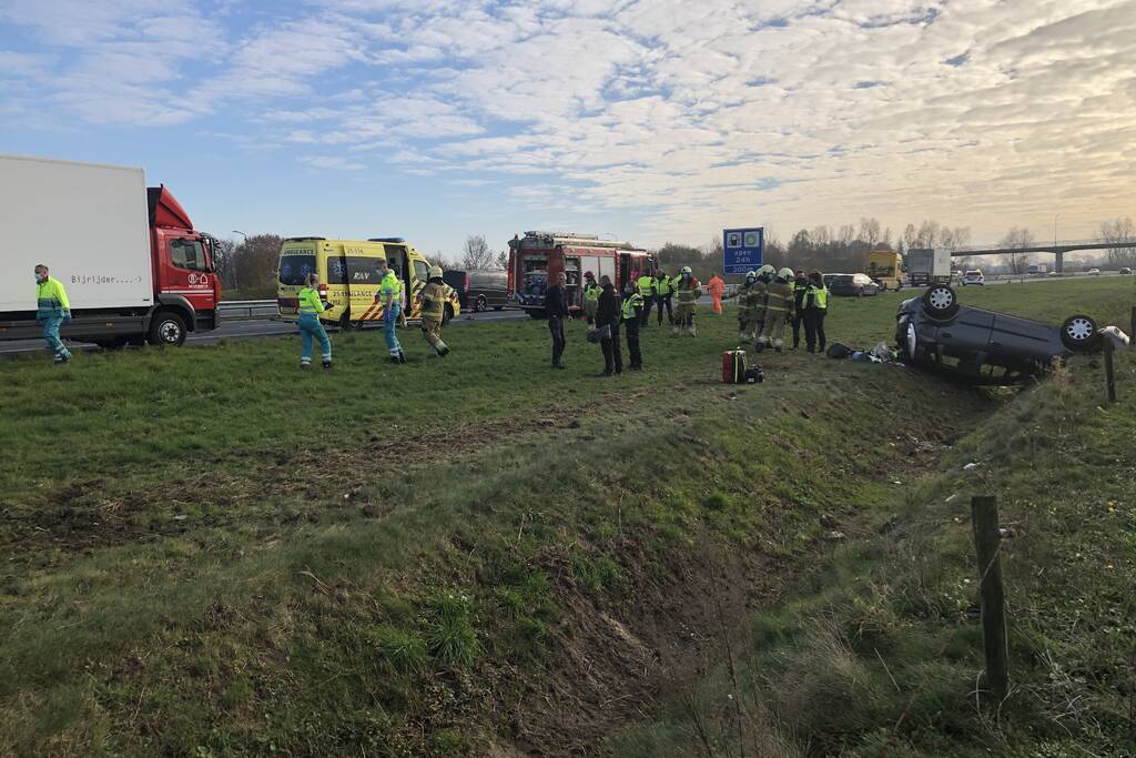Auto slaat over de kop in de sloot