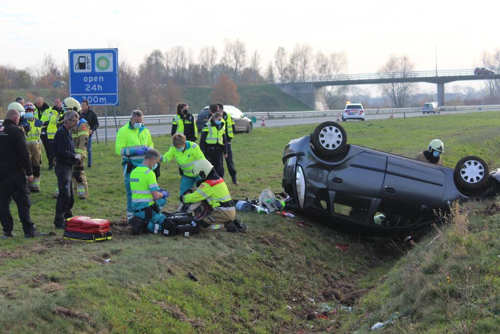 Auto slaat over de kop in de sloot